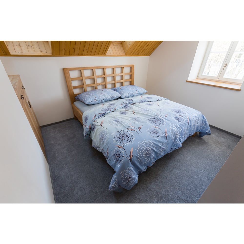 Manželská postel z jasanu s mřížkovou pelestí