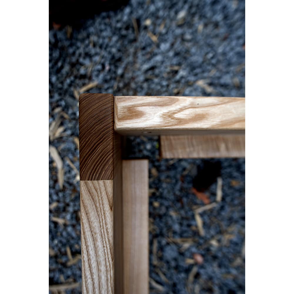 Detail jasanového masivu – spoj rohu postele