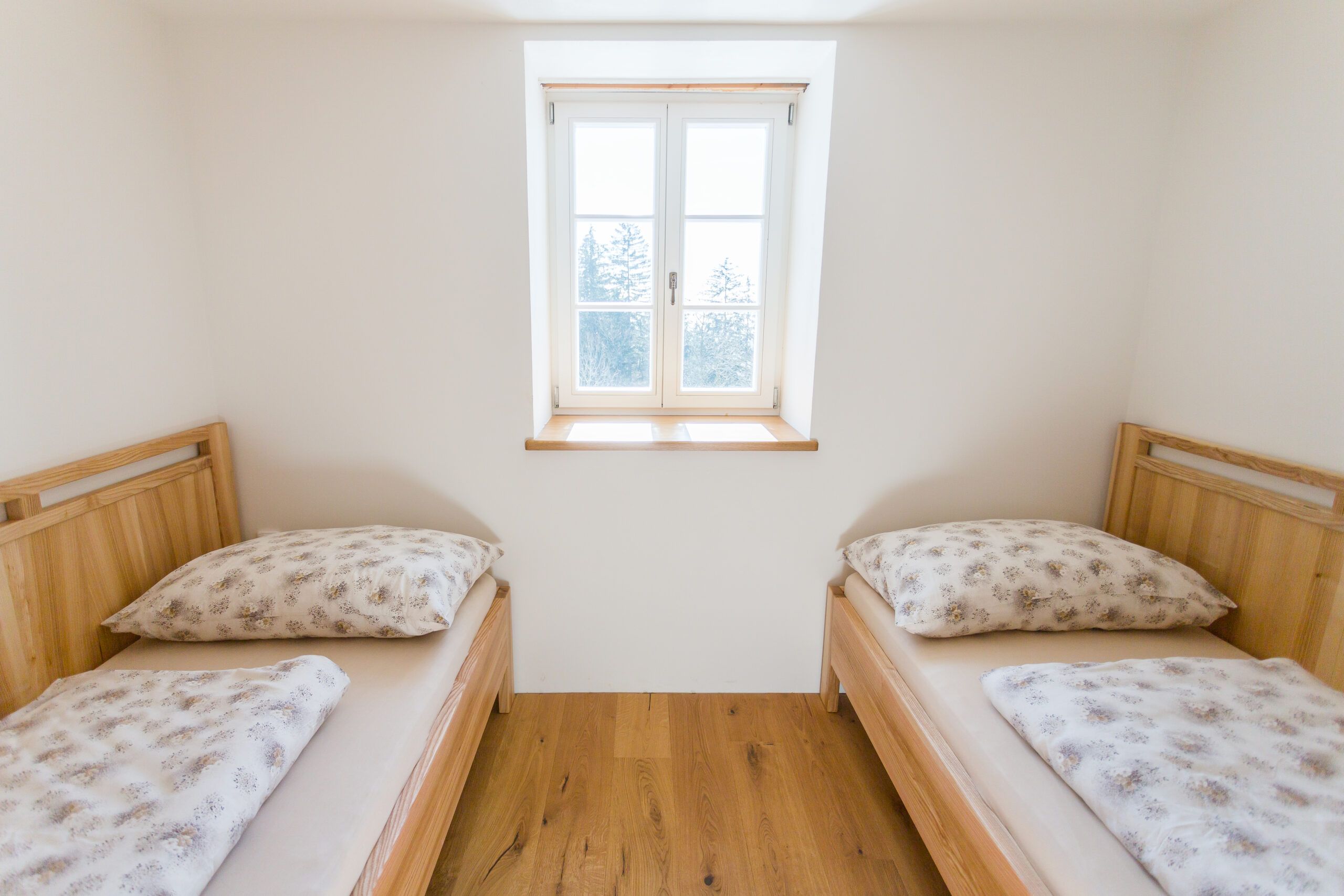 Jednolůžková postel na míru v minimalistickém prostoru